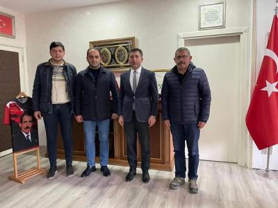 Karabel Federasyon Başkanı Remzi Çelik, beraberinde Av. Ozan Kaya ve Umut Güney ile birlikte, Belediye Başkanımız Fatih Çelik'i makamında ziyaret etti.