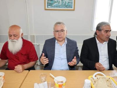 Valimiz Sn. Dr. Yılmaz Şimşek, Belediye Başkanımız Sn. Fatih Çelik ve İlçe Kaymakamı Sn. Meriç Dinçer, Zara Cem Vakfı'nı ziyaret ederek, vatandaş