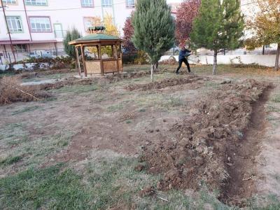 Zara Belediyesi Park ve Bahçeler Müdürlüğü Ekiplerimiz Tarafından Otomatik Sulama Sistemi Yapım Çalışmalarımız Başlamıştır.