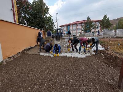 Başkan Çelik Karşıyaka Mahallemizde Devam Eden Kilitli Parke Taşı Çalışmalarını Yerinde İnceledi